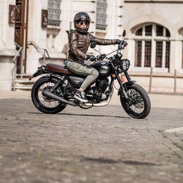 Vous rêvez d'une moto classique, au look vintage et au caractère affirmé ? 🏍
Sous son design café racer inspiré des années 60 et 70, la Mash Two Fifty cache un équipement de qualité !

Accessible avec le permis A2, la Mash Two Fifty est également facile à utiliser et à entretenir, pour une expérience de conduite sans soucis ! 😉

#mashmotorcycles #mashmoto #frenchbrand #mashattack #allroadbike #rock #ride #SeDéplacerMoinsPolluer #bikelife #familyride #familyjourney #ashotofmotorcycling #motoholic #bikes #bikersofinstagram #sidecar #sidecarbike #motorcyclesidecar #sidecars #sidecarmotorcycle #motorcyclesidecars 
#offroadmotorcycle #adventure #vintagemotorcycle #worldmotorcycle 
#worldadventureriders #classicmotorcycle #vintagemotorcycle #classicbike #motorcyclelife