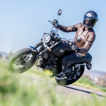 EMBARQUONS POUR LE MOIS DE JUIN À BORD DE LA BLACK SEVEN 😎

Le moteur 125cc vous fait hésiter ? Pourtant, grâce aux prestations du nouveau moteur 4T à refroidissement liquide, 15 cv, injection, les quatre soupapes, le démarrage électrique et la boite 6 vitesses, la Black Seven reste performante ! 😉

Découvrez toute la gamme Mash Motorcycle 👉 : https://bit.ly/43mciXZ

#mashmotorcycles #MashMoto #Mash #MashMotors #frenchbrand #mashine #mashattack #sedéplacermoinspolluer #moto #motorcycle #vintagemotorcycle #bikelife #ashotofmotorcycling #motoholic #bikes
#bikersofinstagram #picoftheday #instapic #instadaily #ride100percent #ride #fun