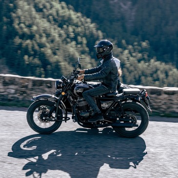 C’EST LE JOUR -J ! 

Venez découvrir notre black side aujourd’hui et demain à l'@alpes_aventure_motofestival !

Il est encore temps de s’inscrire pour essayer nos modèles : 😉👉 https://inscriptions.chlorobike.com/fr/simamoto/778-alpes+aventure+motofestival+-+mash+motorcycles 

#AlpesAventureMotoFestival #PassionMoto #mashmotorcycles #MashMoto #Mash #MashMotors #sedéplacermoinspolluer #moto #motorcycle