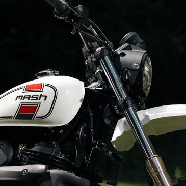 Débutons la semaine avec notre X-Ride trail 650. 🤩

Cette machine tout-terrain est prête à vous faire vivre des moments inoubliables !

📷 @mxtest.youtube

#mashmotorcycles #MashMoto #Mash #MashMotors #frenchbrand #mashine #mashattack #sedéplacermoinspolluer #moto #motorcycle #vintagemotorcycle #bikelife #ashotofmotorcycling #motoholic #bikes
#bikersofinstagram #picoftheday #instapic #instadaily #ride100percent #x-ridetrail #mxtest